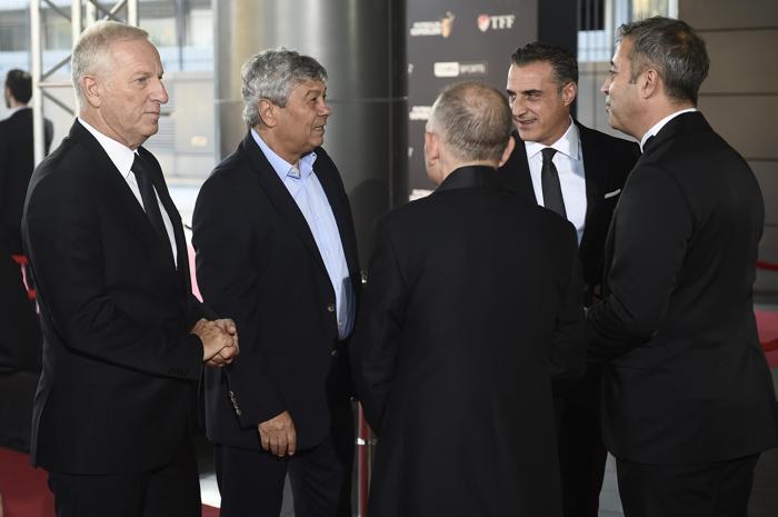 Futbolun Süperleri belli oldu Ödül töreninde yıldızlar geçidi