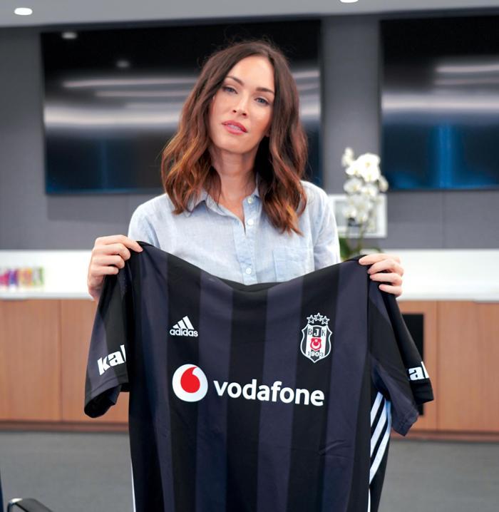 Megan Fox kıyafetinin azizliğine uğradı