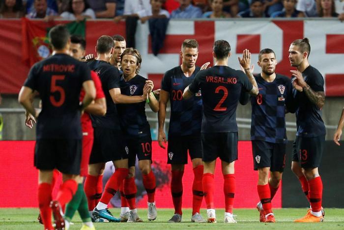Beşiktaşa kötü haber Domagoj Vida oyundan sedye ile çıktı