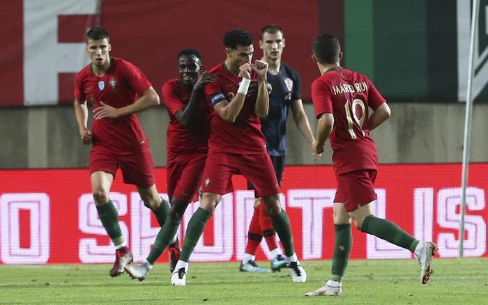 Beşiktaşa kötü haber Domagoj Vida oyundan sedye ile çıktı