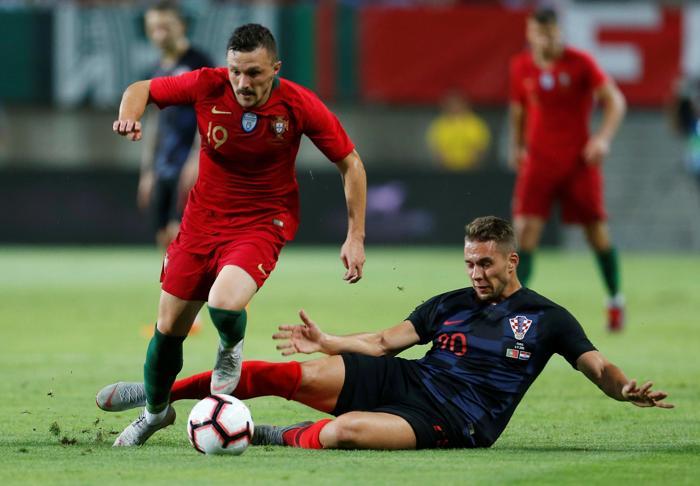 Beşiktaşa kötü haber Domagoj Vida oyundan sedye ile çıktı
