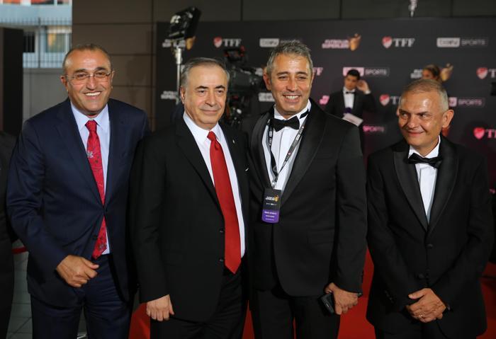 Futbolun Süperleri belli oldu Ödül töreninde yıldızlar geçidi