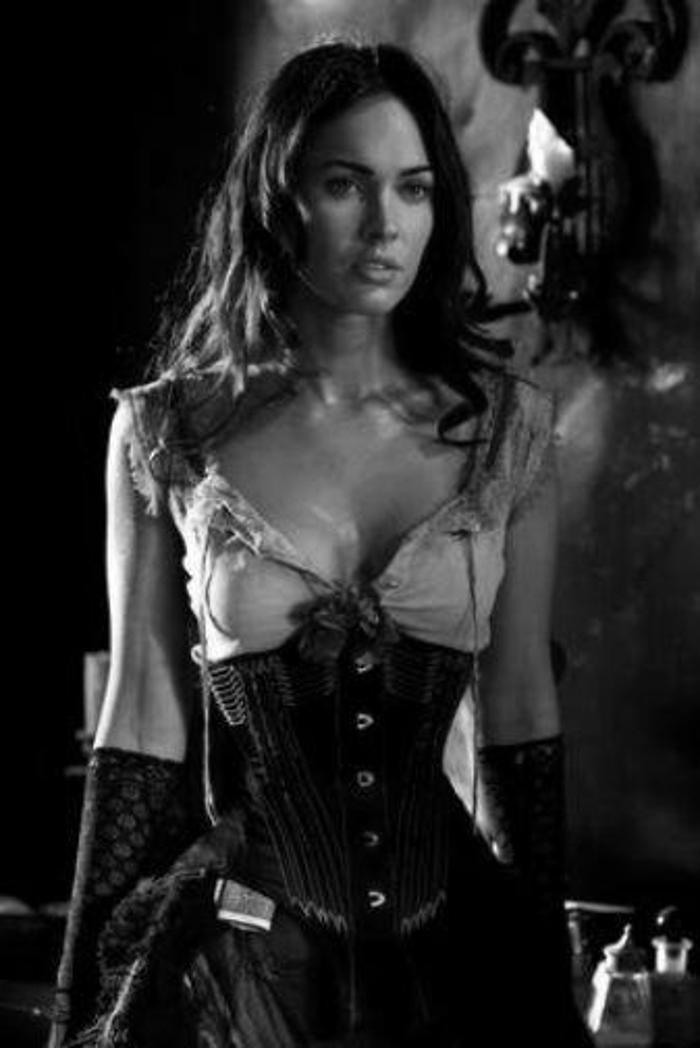 Megan Fox kıyafetinin azizliğine uğradı