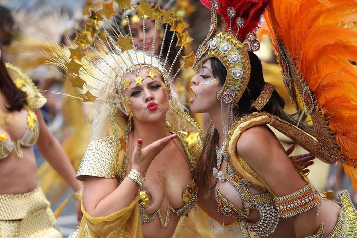 Avrupanın en büyük sokak festivali Notting Hill Karnavalı başladı