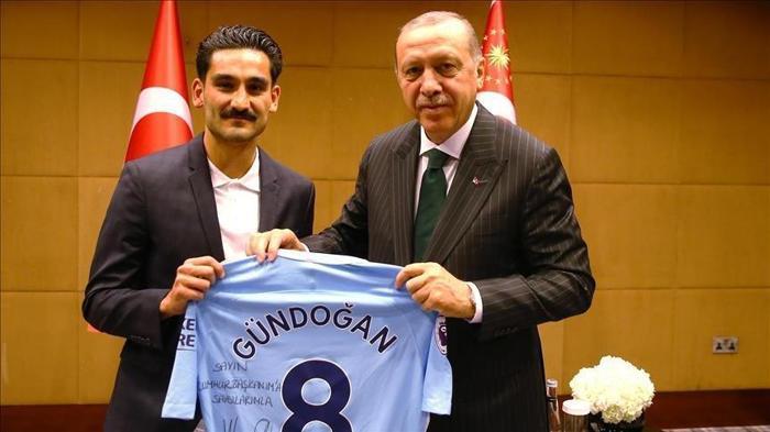 Almanların kini bitmiyor İlkay Gündoğana ırkçı tepki...