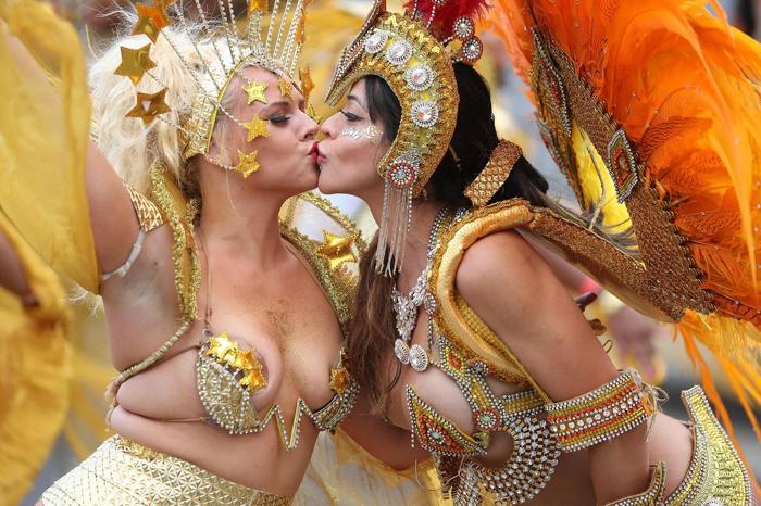 Avrupanın en büyük sokak festivali Notting Hill Karnavalı başladı