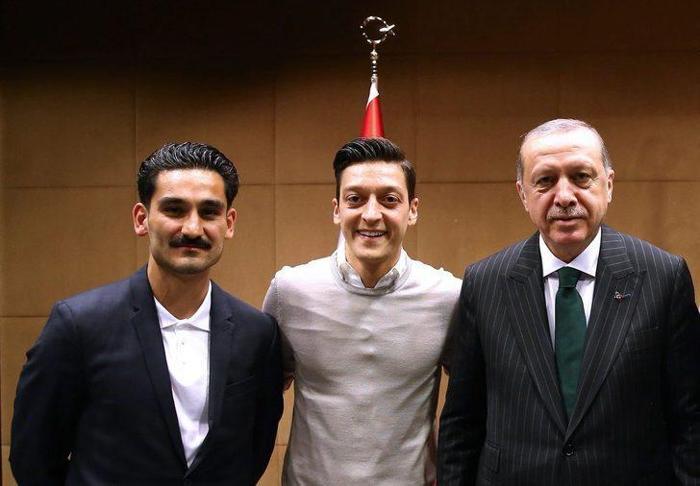Almanların kini bitmiyor İlkay Gündoğana ırkçı tepki...