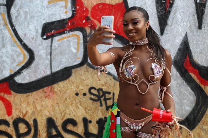 Avrupanın en büyük sokak festivali Notting Hill Karnavalı başladı