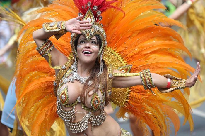 Avrupanın en büyük sokak festivali Notting Hill Karnavalı başladı