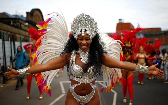 Avrupanın en büyük sokak festivali Notting Hill Karnavalı başladı
