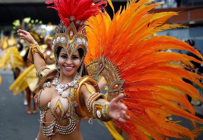 Avrupanın en büyük sokak festivali Notting Hill Karnavalı başladı