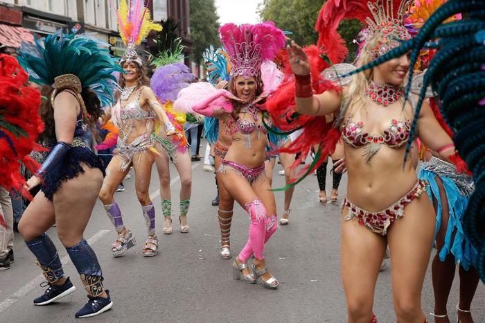 Avrupanın en büyük sokak festivali Notting Hill Karnavalı başladı