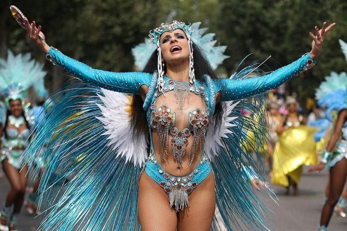 Avrupanın en büyük sokak festivali Notting Hill Karnavalı başladı