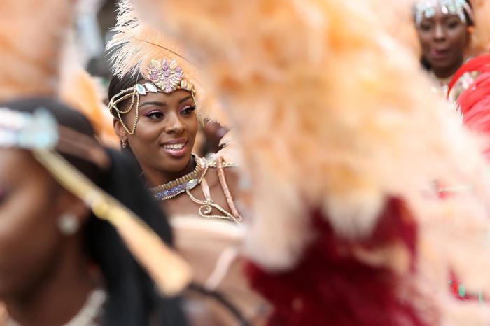 Avrupanın en büyük sokak festivali Notting Hill Karnavalı başladı