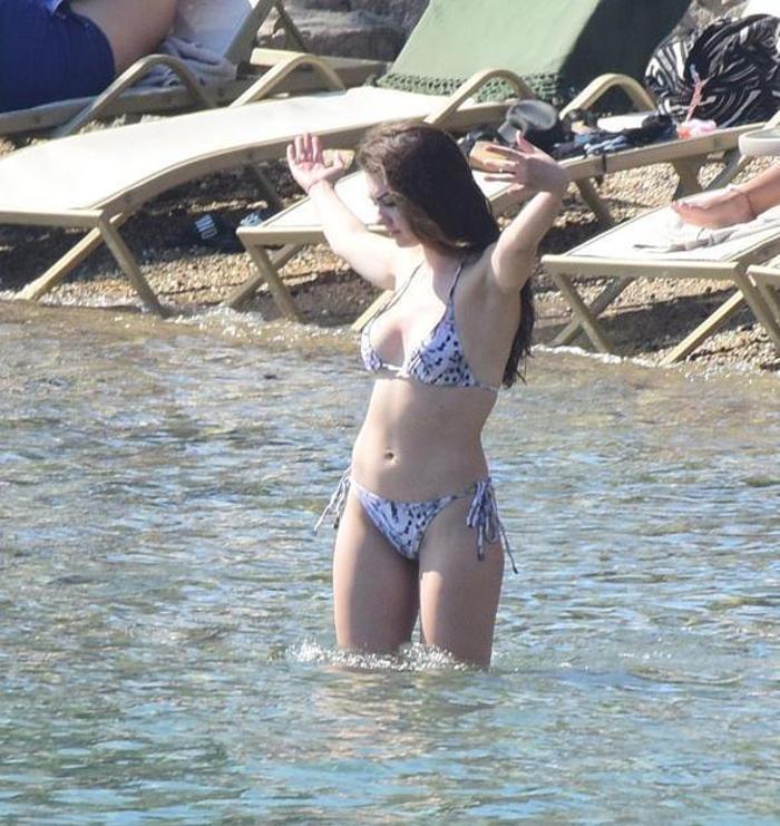 Burcu Özberkten denizde göbek havası