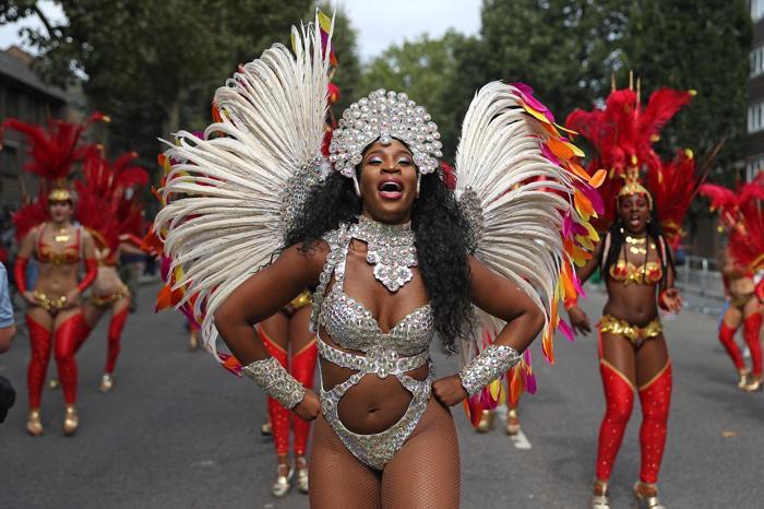 Avrupanın en büyük sokak festivali Notting Hill Karnavalı başladı