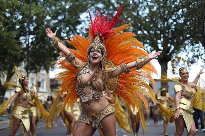 Avrupanın en büyük sokak festivali Notting Hill Karnavalı başladı