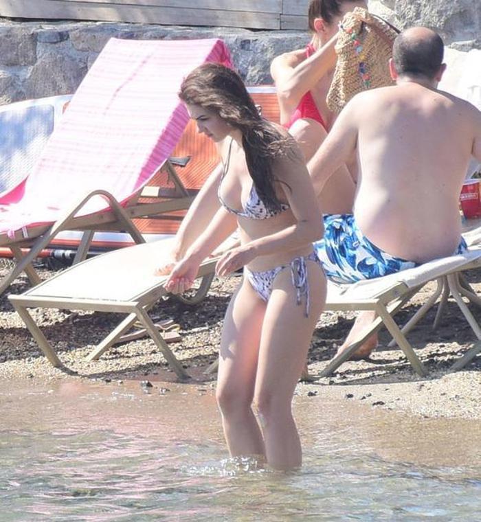 Burcu Özberkten denizde göbek havası
