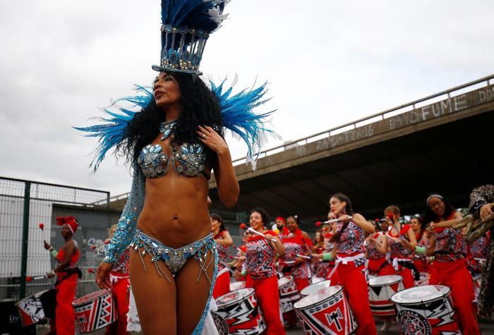 Avrupanın en büyük sokak festivali Notting Hill Karnavalı başladı