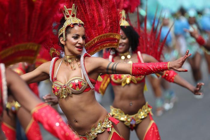Avrupanın en büyük sokak festivali Notting Hill Karnavalı başladı