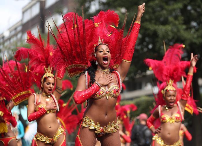 Avrupanın en büyük sokak festivali Notting Hill Karnavalı başladı
