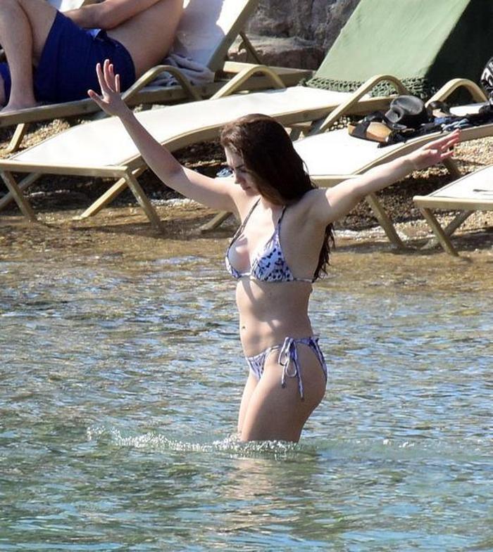 Burcu Özberkten denizde göbek havası