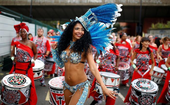 Avrupanın en büyük sokak festivali Notting Hill Karnavalı başladı