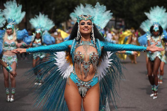 Avrupanın en büyük sokak festivali Notting Hill Karnavalı başladı
