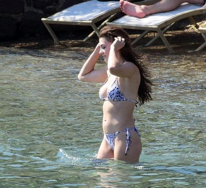 Burcu Özberkten denizde göbek havası