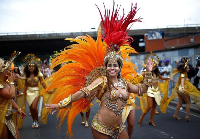 Avrupanın en büyük sokak festivali Notting Hill Karnavalı başladı