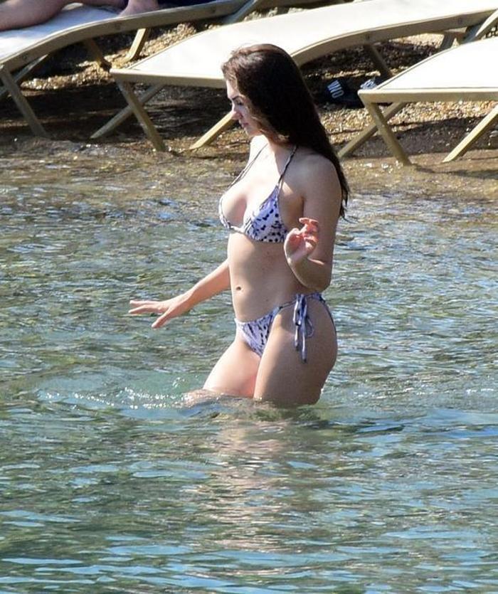 Burcu Özberkten denizde göbek havası