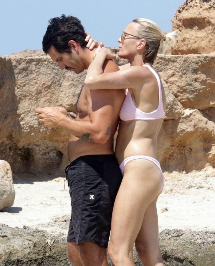 Robin Wright - Clement Giraudet çiftinden balayında aşk oyunu