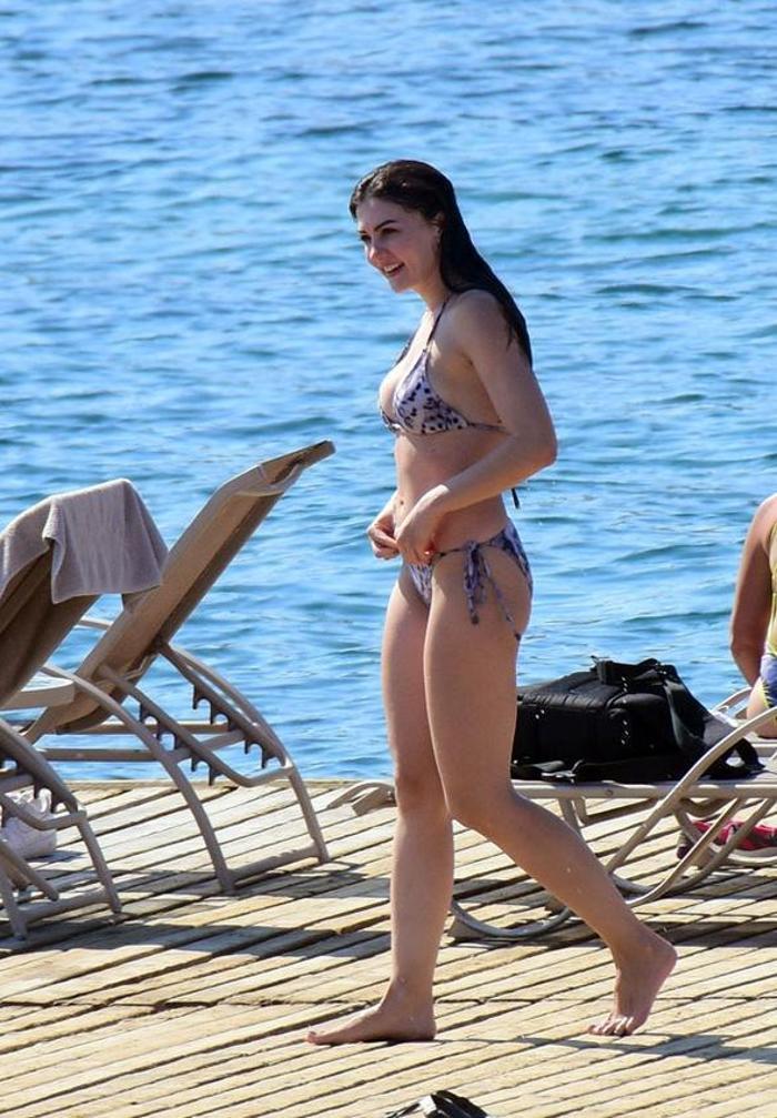 Burcu Özberkten denizde göbek havası