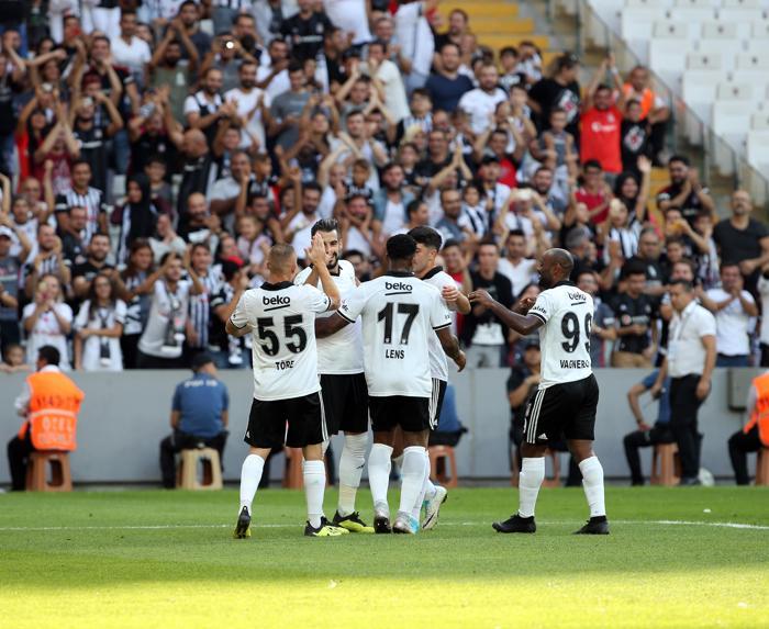 Beşiktaş-Altınordu maçında şok protesto