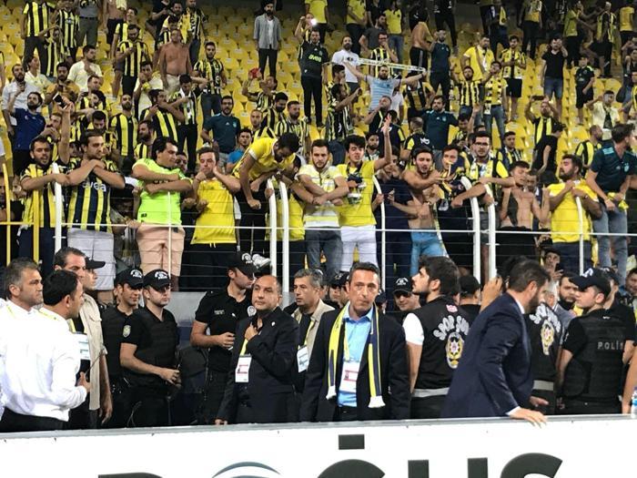 Ali Koçtan taraftarlara jest
