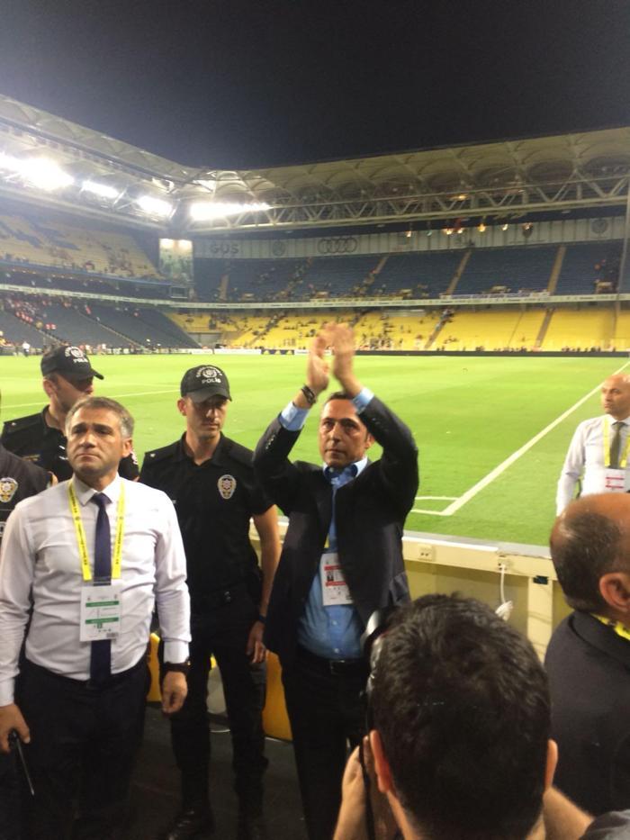 Ali Koçtan taraftarlara jest