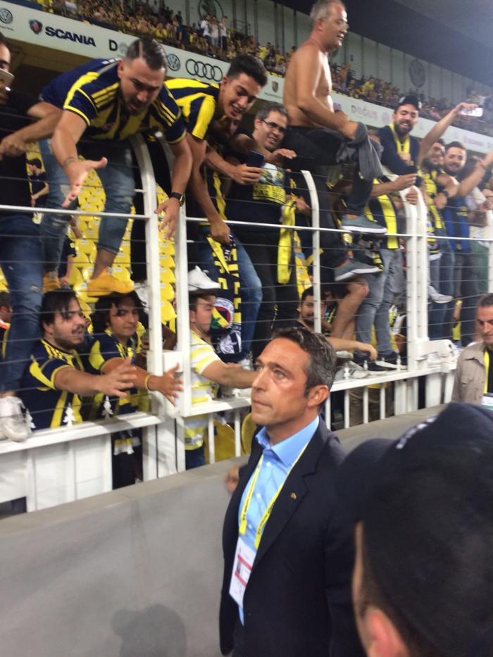 Ali Koçtan taraftarlara jest