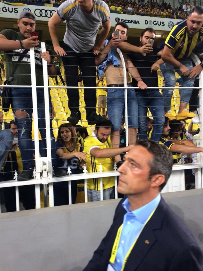 Ali Koçtan taraftarlara jest