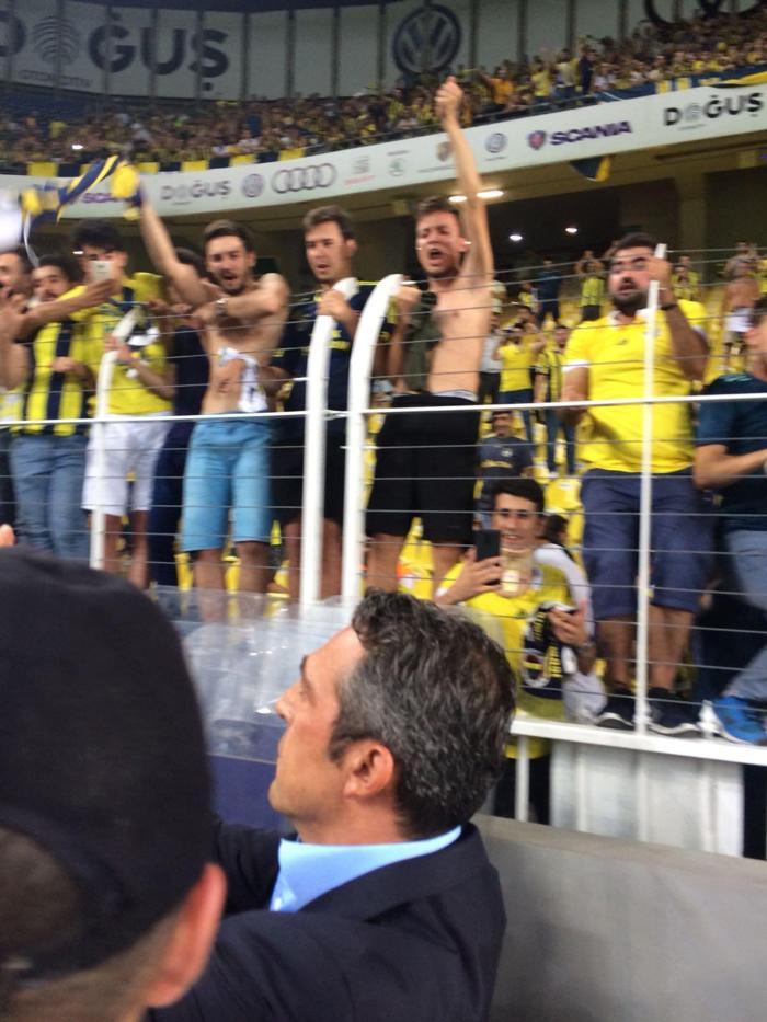 Ali Koçtan taraftarlara jest