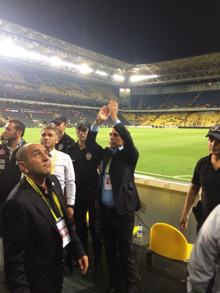 Ali Koçtan taraftarlara jest