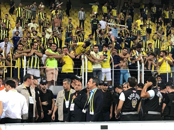 Ali Koçtan taraftarlara jest