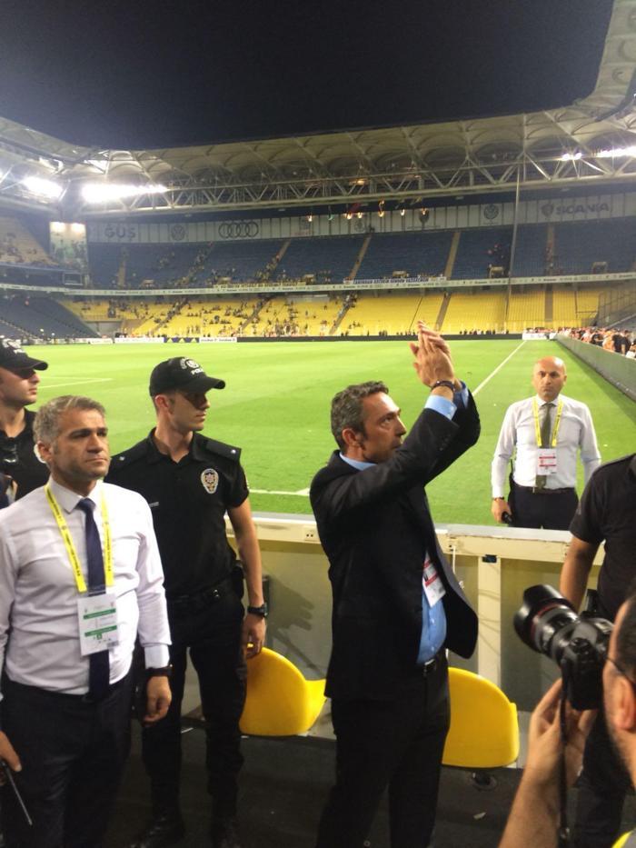 Ali Koçtan taraftarlara jest