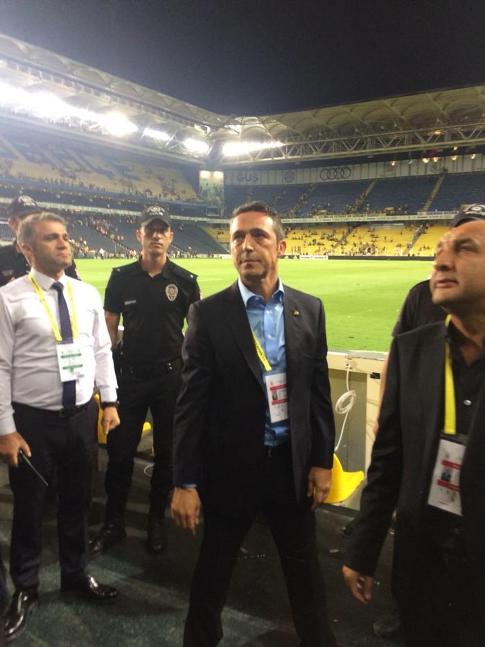 Ali Koçtan taraftarlara jest