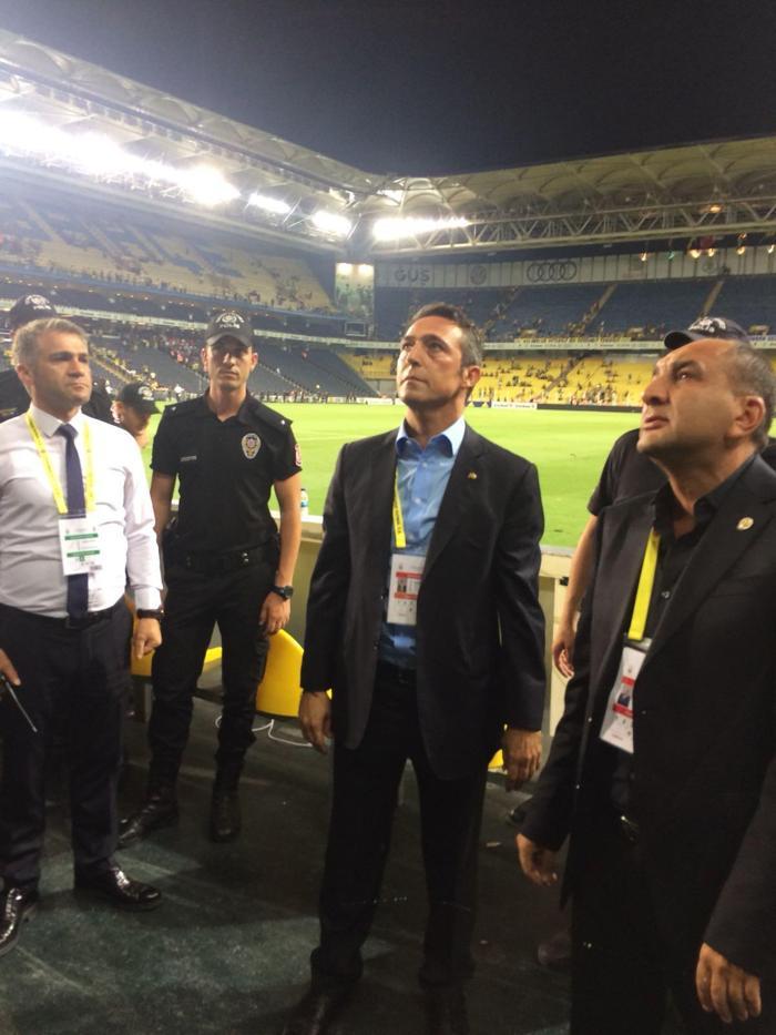 Ali Koçtan taraftarlara jest
