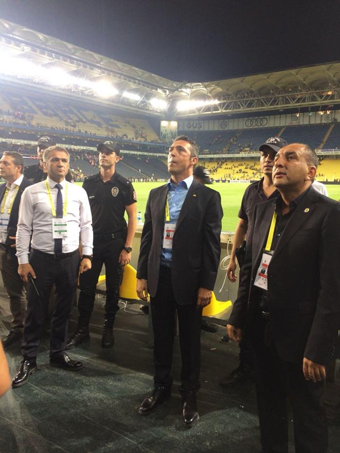 Ali Koçtan taraftarlara jest