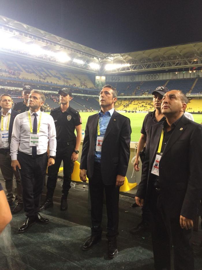 Ali Koçtan taraftarlara jest