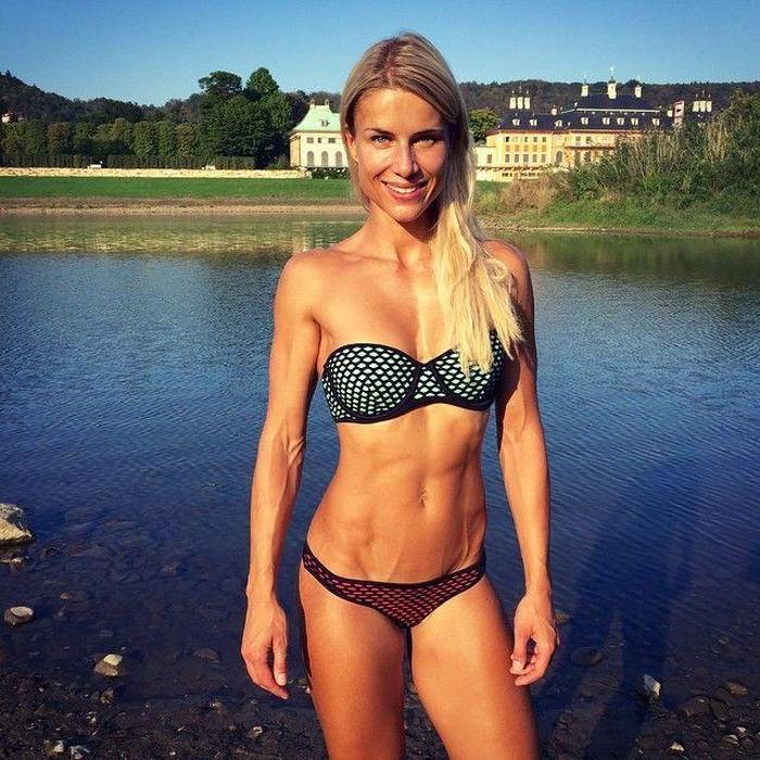 Almanyanın en seksi polisine üstlerinden ültimatom: Ya model ol ya polis