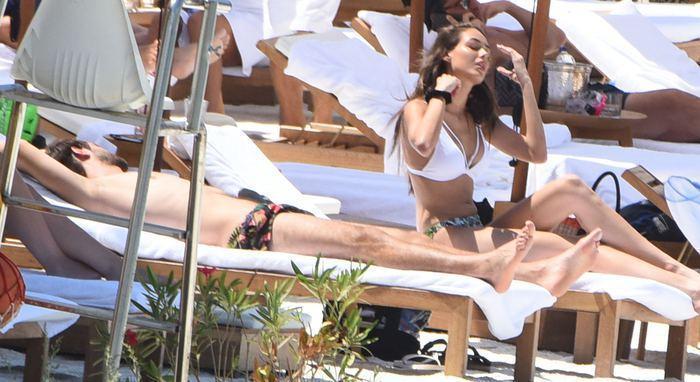 Dilan Çiçek Deniz ve Furkan Andıçın suda aşk oyunu