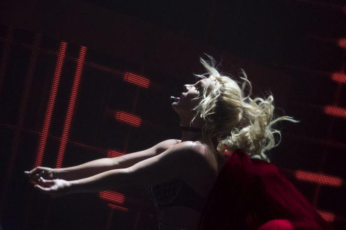 Britney Spears sahnede direk dansı yaptı