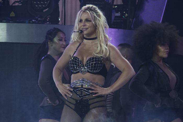 Britney Spears sahnede direk dansı yaptı